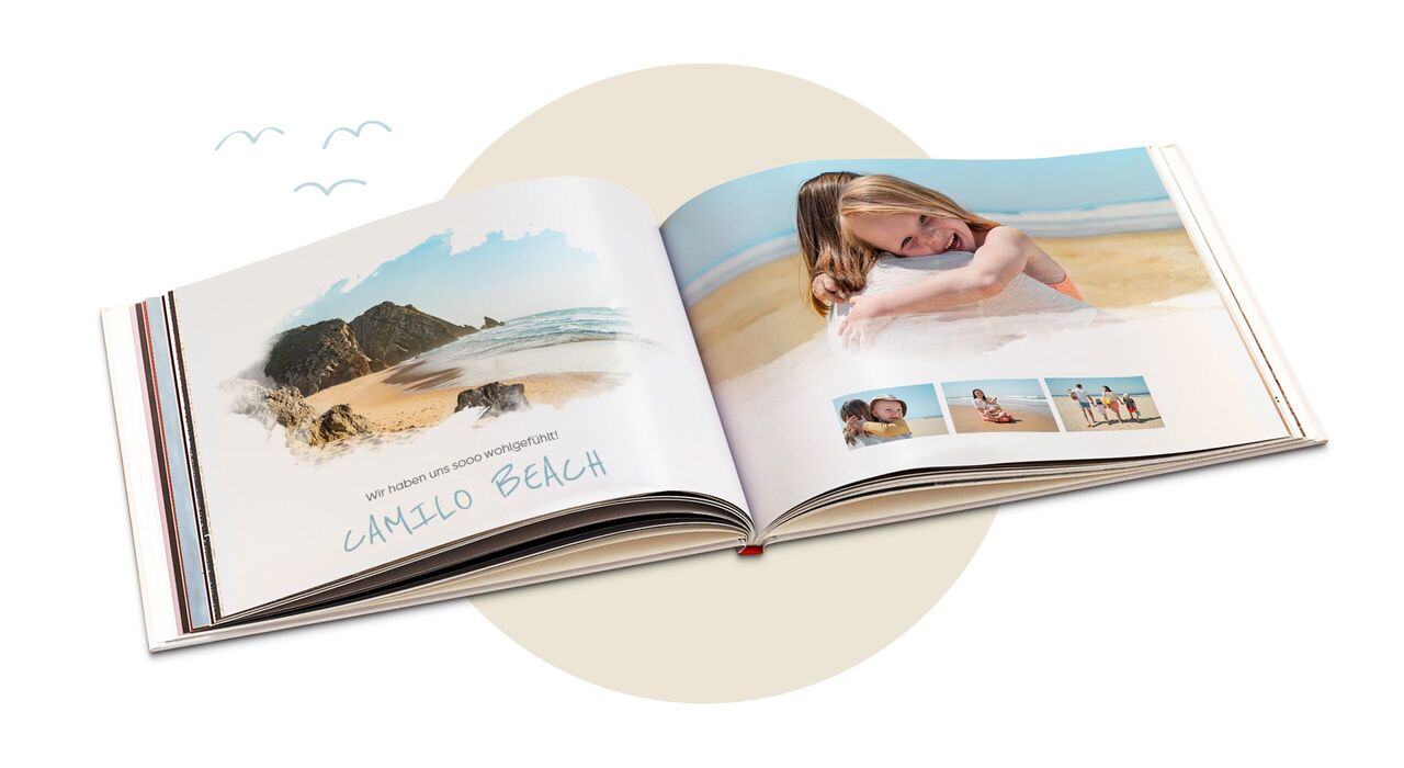 Offenes CEWE FOTOBUCH mit schönen Urlaubserinnerungen am Strand.