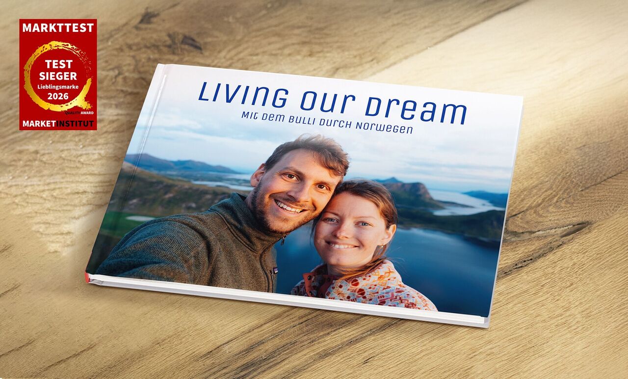 CEWE FOTOBUCH mit Paar vor norwegischer Berg- und Fjordlandschaft