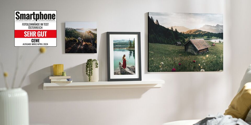 CEWE Wandbilder aus verschiedenen Materialien mit Reise- und Naturmotiven in Rahmen an einer Wohnzimmerwand