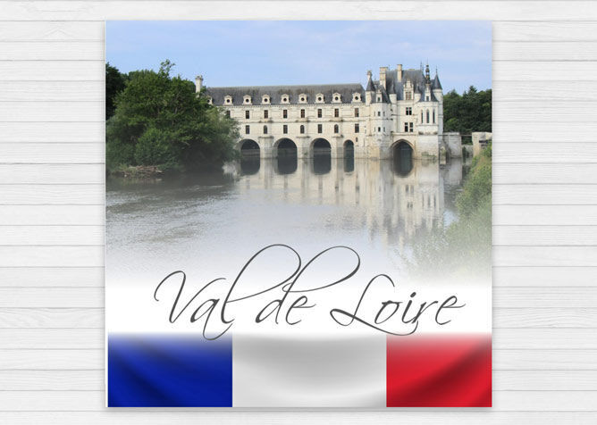 Ein malerisches Schloss an einem Fluss in der Region Val de Loire, Frankreich, mit reflektierender Wasseroberfläche