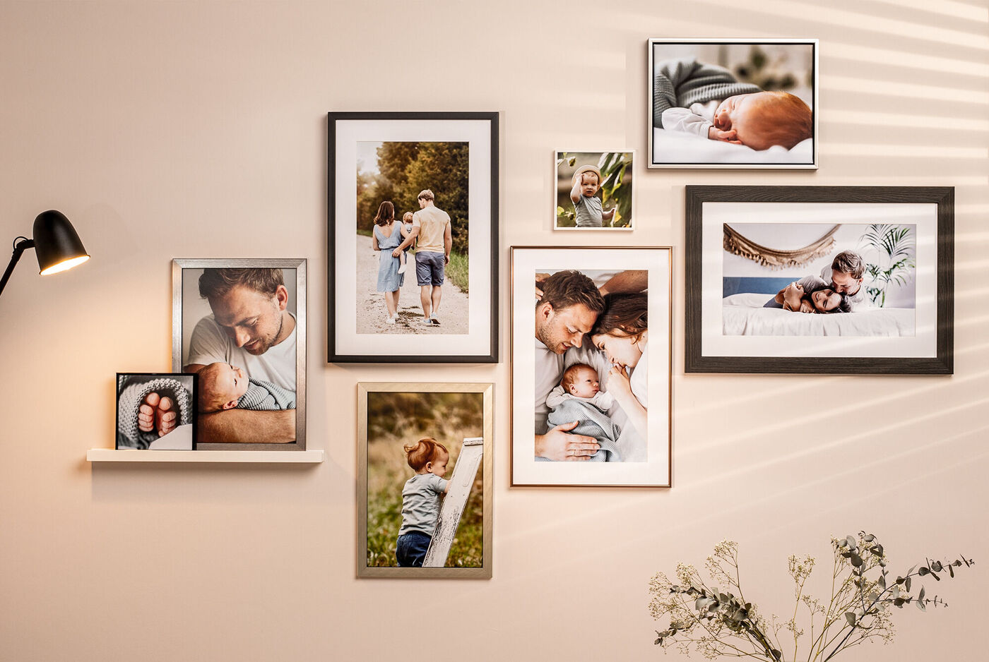 Ein liebevoll gestaltetes CEWE Wandbild mit Familienfotos, die glückliche Momente zeigen
