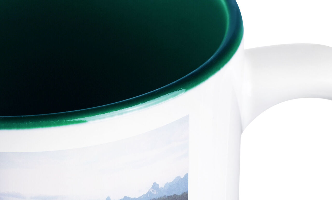 Detailansicht einer Tasse mit einem Foto von Bergen.