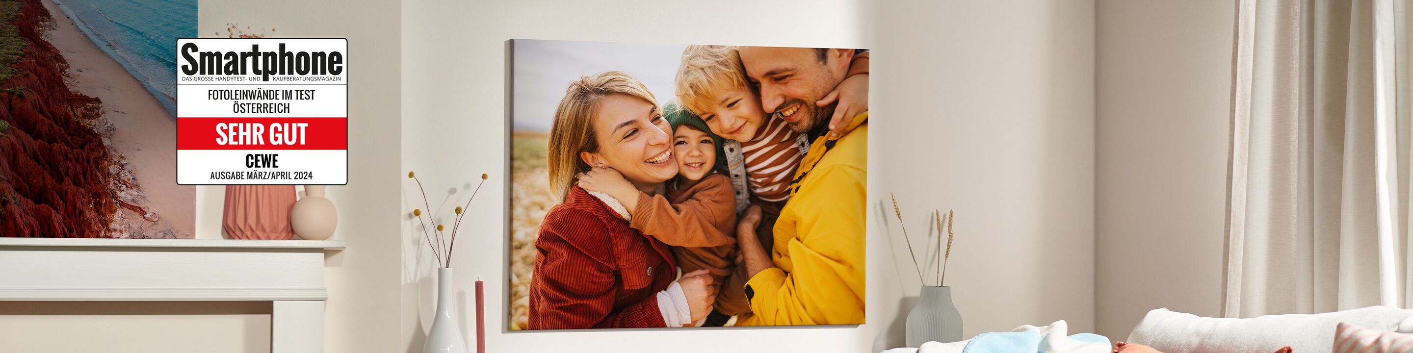 Familie umarmt sich freundlich in einem gemütlichen Raum mit einem schönen Wandbild.