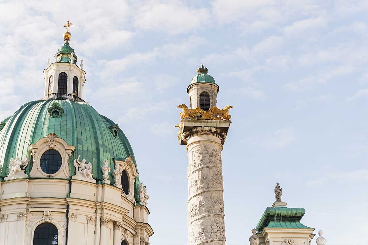 Prächtige Architektur mit grünem Kupferdach und goldenem Turm