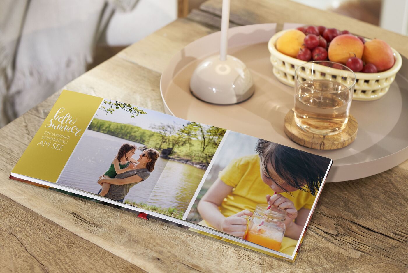 Gemütliches Setting mit CEWE FOTOBUCH, das schöne Erinnerungen am See zeigt