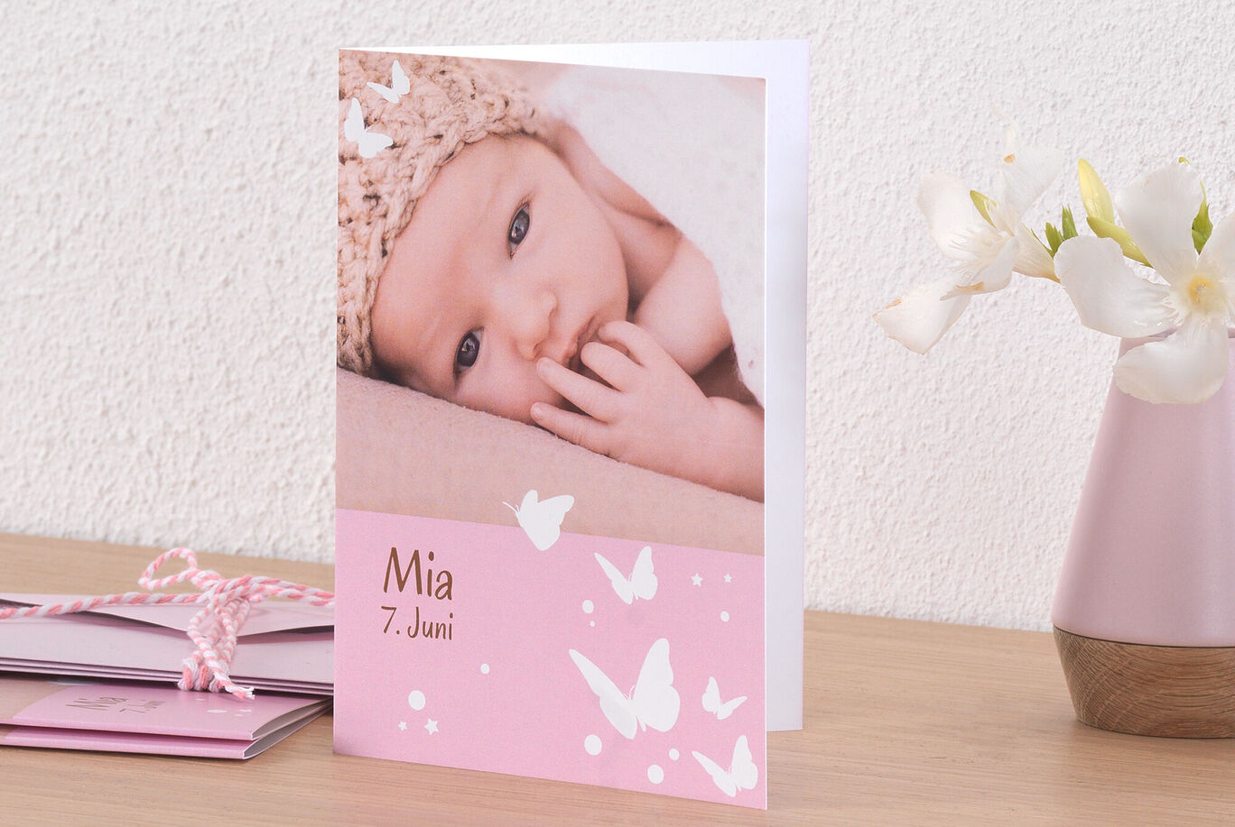 Eine fröhliche, personalisierte Grußkarte mit Schmetterlingen in Pastellrosa, gestaltet für Mia.