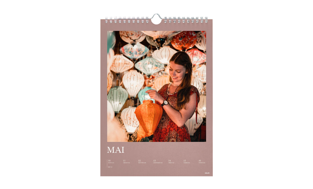 CEWE-Fotokalender für Mai mit Foto einer Person vor bunten Lampions, Kalenderblatt klar und übersichtlich gestaltet