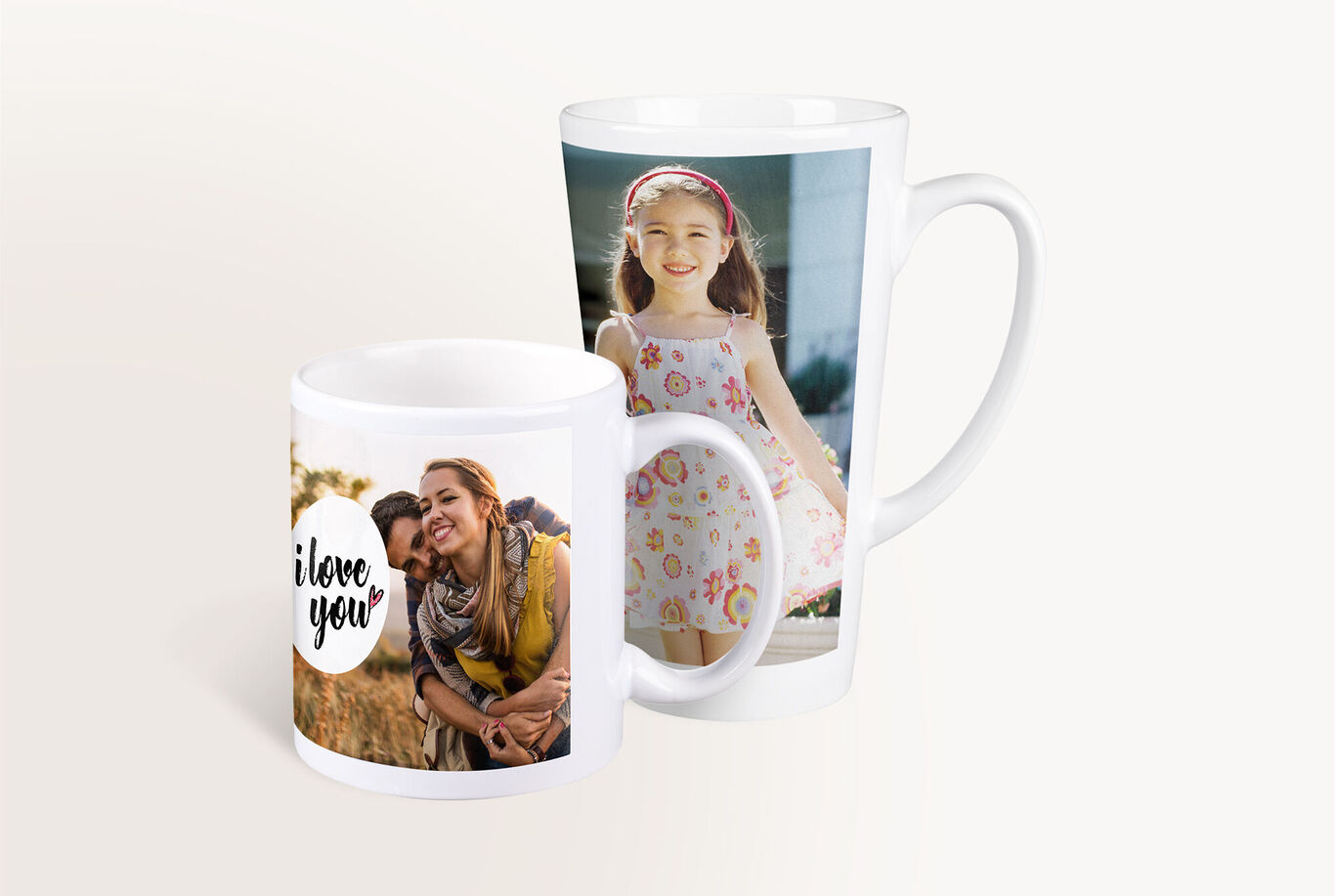 Zwei bezaubernde Tassen mit persönlichen Fotomotiven. Eine Tasse zeigt die Worte 'I love you' und eine weitere eine frohe Kindheitsszene.