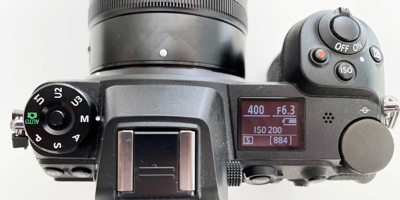 Oberansicht einer modernen Kamera mit Bedienelementen und Display