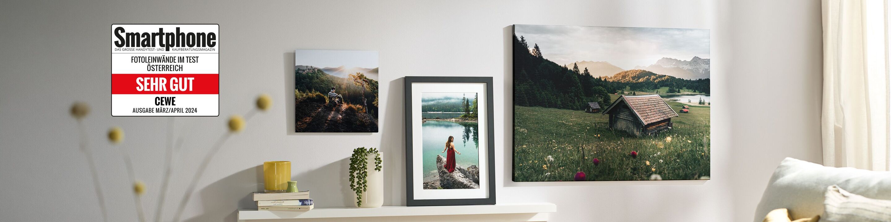 Drei CEWE Wandbilder mit Naturmotiven und Menschen über einem weißen Regal an einer hellen Wohnzimmerwand