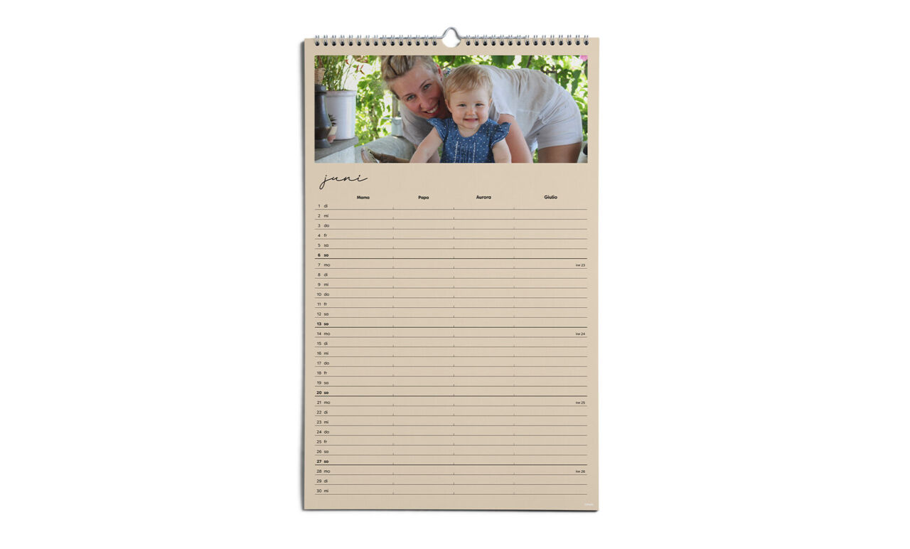 CEWE Fotokalender als Familienplaner für Juni mit Foto oben, vielen Zeilen für Termine