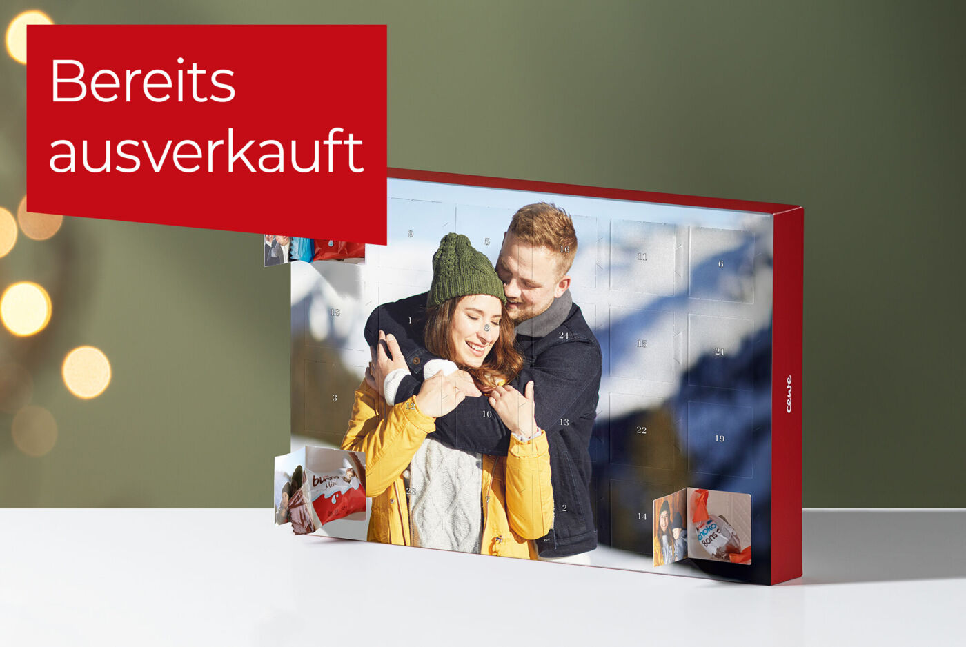 Ein CEWE FOTOBUCH steht auf einem Tisch, umgeben von winterlichen Farben und Details