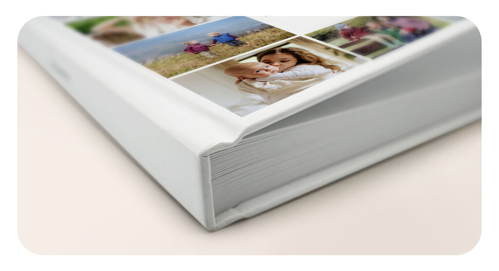 Detailansicht des CEWE FOTOBUCH mit Hardcover. Auf dem Cover sind Familienfotos.