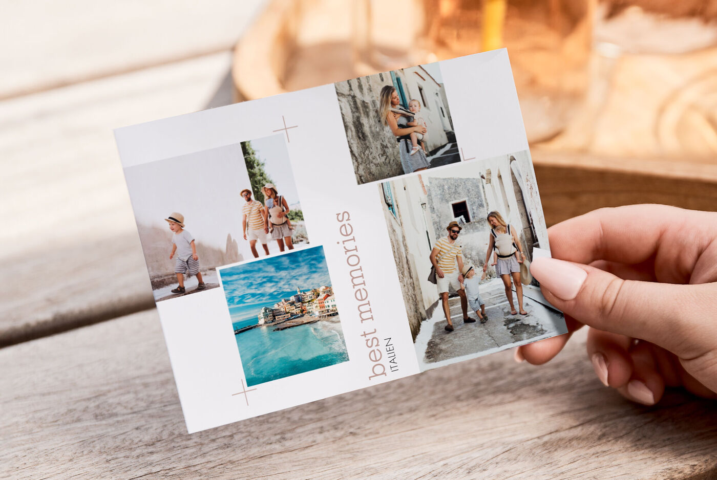 Eine Hand hält eine kreative Grußkarte mit Fotos von glücklichen Urlaubserinnerungen.