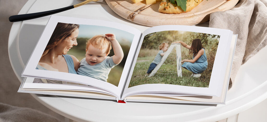 Ein geöffnetes Fotobuch zeigt liebevolle Erinnerungen im Freien.