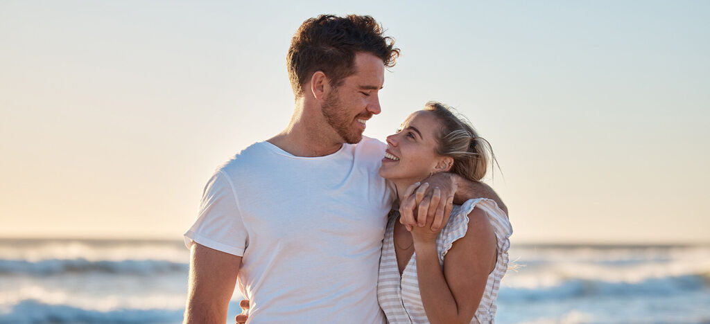 Ein Paar genießt einen romantischen Moment am Strand bei Sonnenuntergang