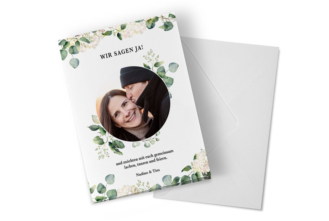Einladungskarte in sanften Farben mit grünem Blattdesign für eine Feier.