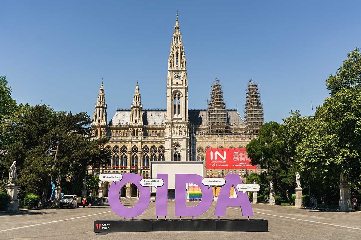 Bunter OIDA Schriftzug vor dem Wiener Rathaus mit grünen Bäumen