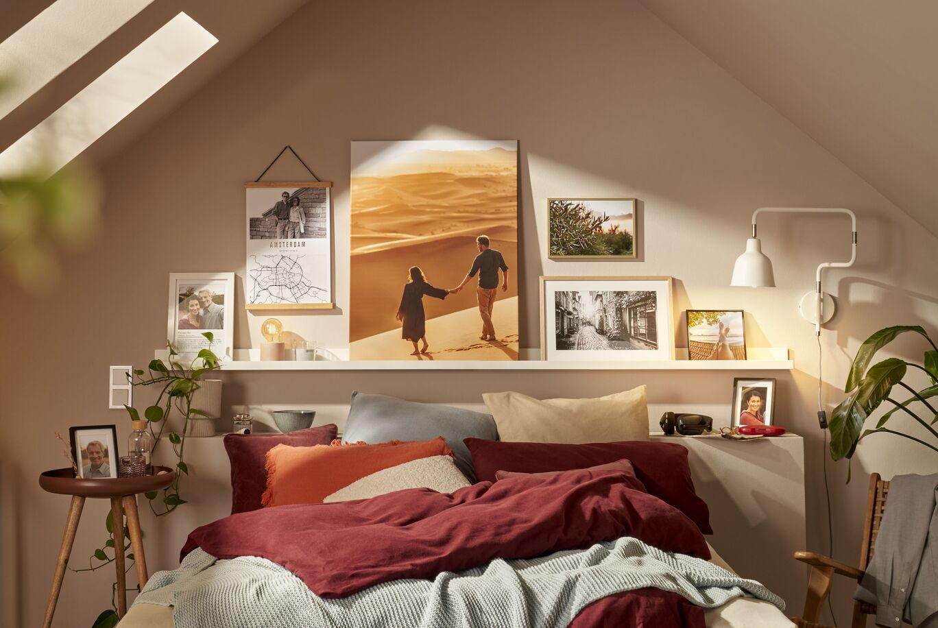 Gemütliches Schlafzimmer mit kreativer Wandgestaltung und persönlichen Erinnerungen