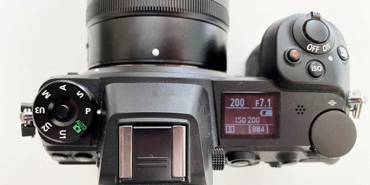 Obenansicht einer Kamera mit Einstellrädern und Display.
