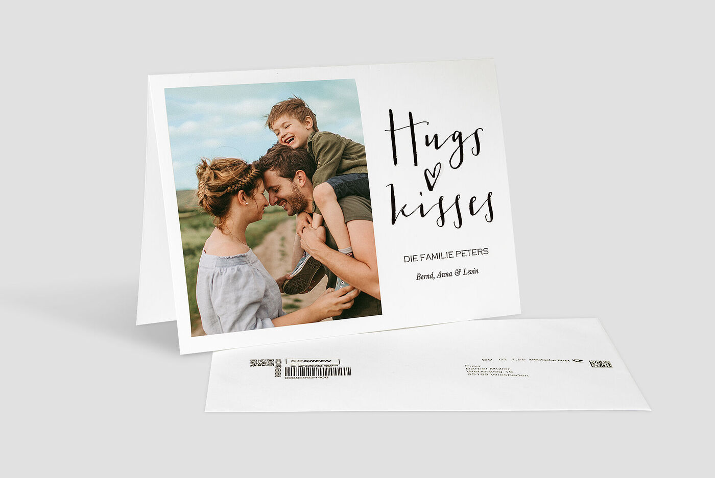 Eine liebevolle Grußkarte der Familie Peters mit einem fröhlichen Bild und der Aufschrift "Hugs & Kisses".