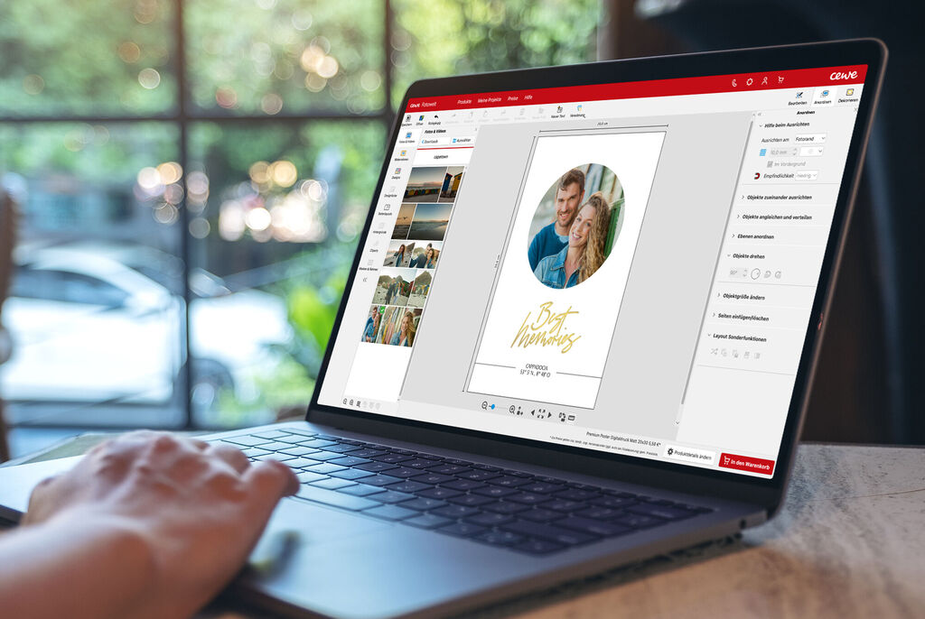 Eine Person bearbeitet ein CEWE Fotobuch auf einem Laptop. Im Hintergrund sind helle, einladende Farben und natürliche Lichtquellen zu sehen, die eine freundliche Atmosphäre schaffen.