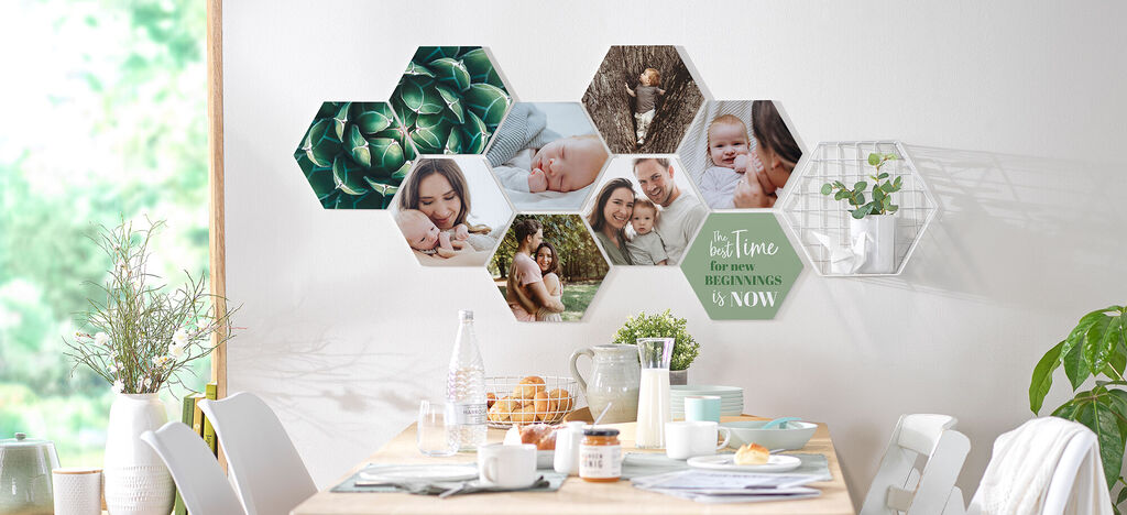 Wundervolles CEWE Wandbild mit persönlichen Fotos in hexagonalen Rahmen auf hellen Wänden