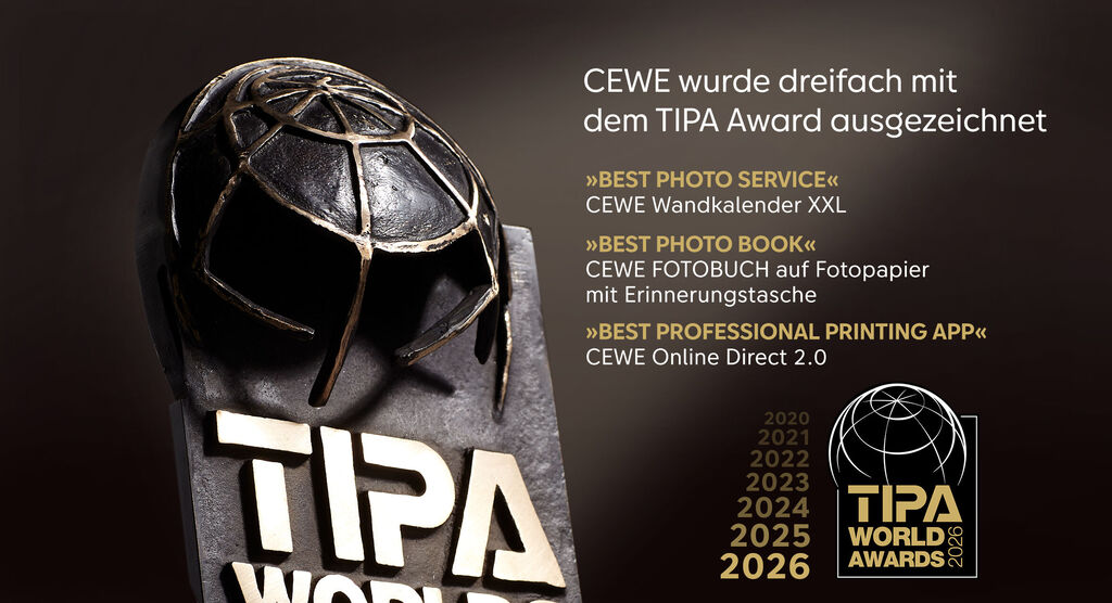 Eine Auszeichnung in Form einer Trophäe mit einer Weltkugel zeigt drei TIPA Awards für CEWE
