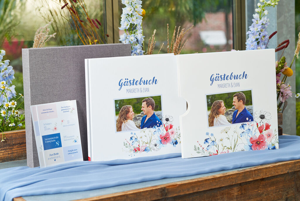 Zwei wunderschöne personalisierte Gästebücher mit Blumen-Dekor und passendem Karten-Set.
