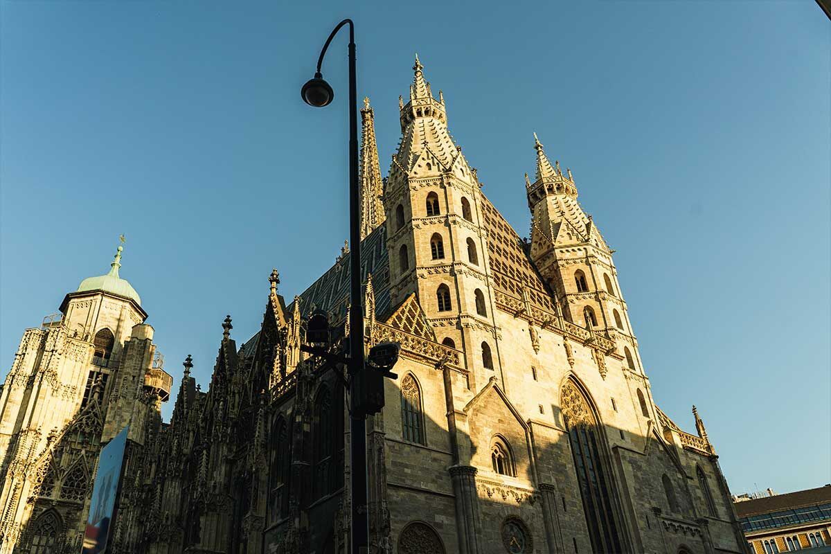 Faszinierendes Architekturdetail des Stephansdoms in Wien unter klarem Himmel