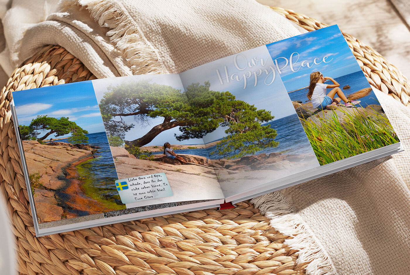 Ein offenes Fotobuch mit Urlaubsbildern, auf einem geflochtenen Untergrund. Die Bilder zeigen den schönen Strand und eine Person, die entspannt sitzt.