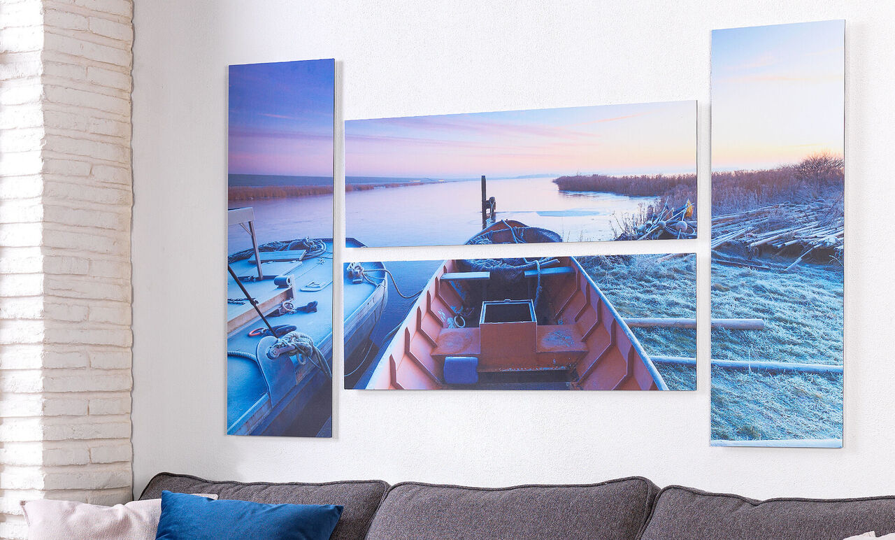 Landschaft mit Booten am Wasser und sanften Farben des Sonnenaufgangs