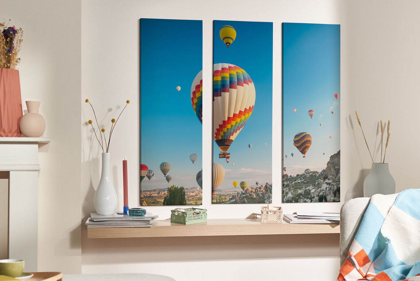 Bunte Heißluftballons steigen in den blauen Himmel über einer gemütlichen Wohnlandschaft