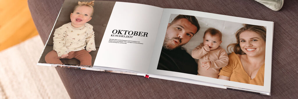 Zwei Kinder und eine Erwachsene im CEWE FOTOBUCH, die fröhlich sind