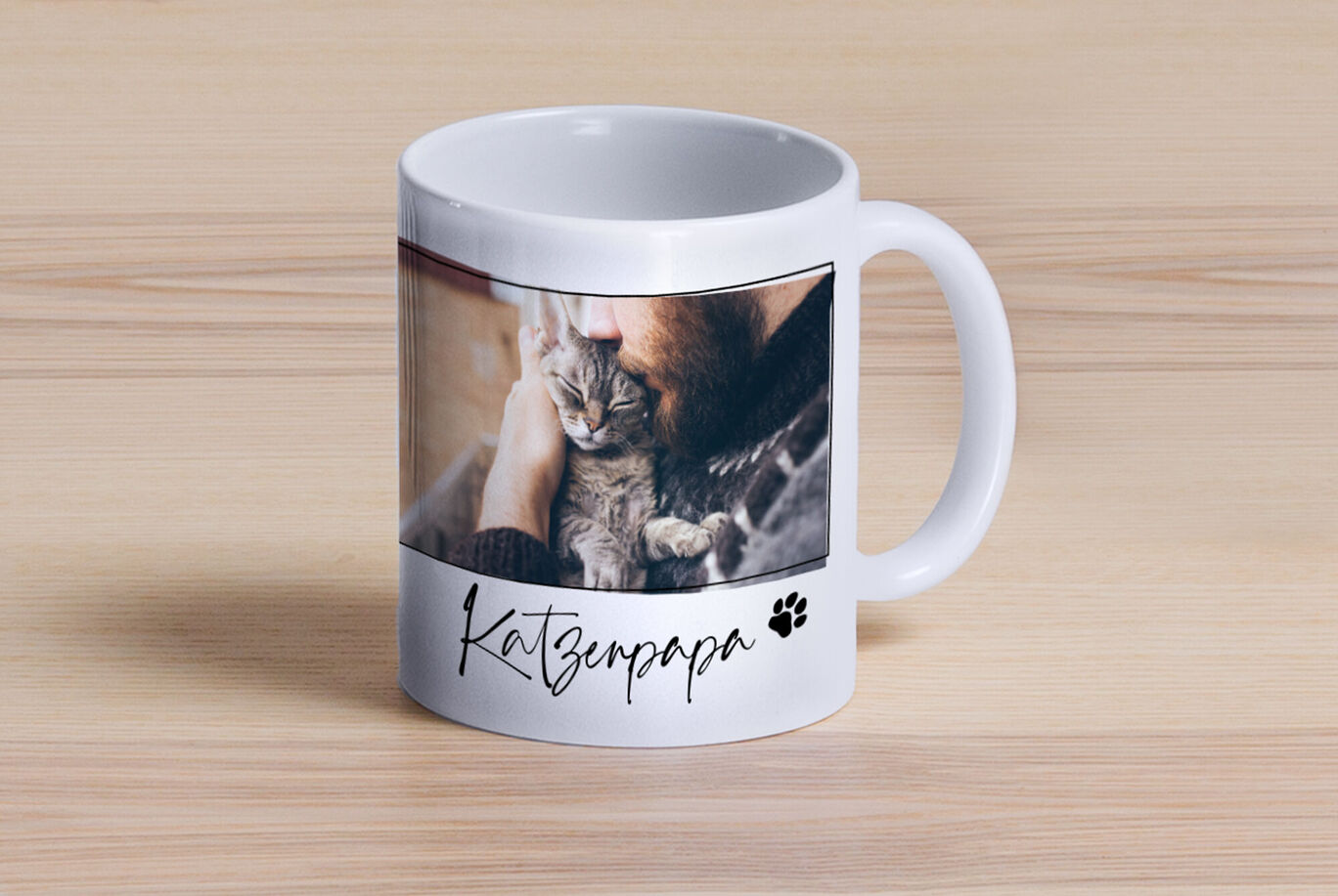 Tasse mit einem Bild eines Katzenbesitzers, der liebevoll seine Katze hält