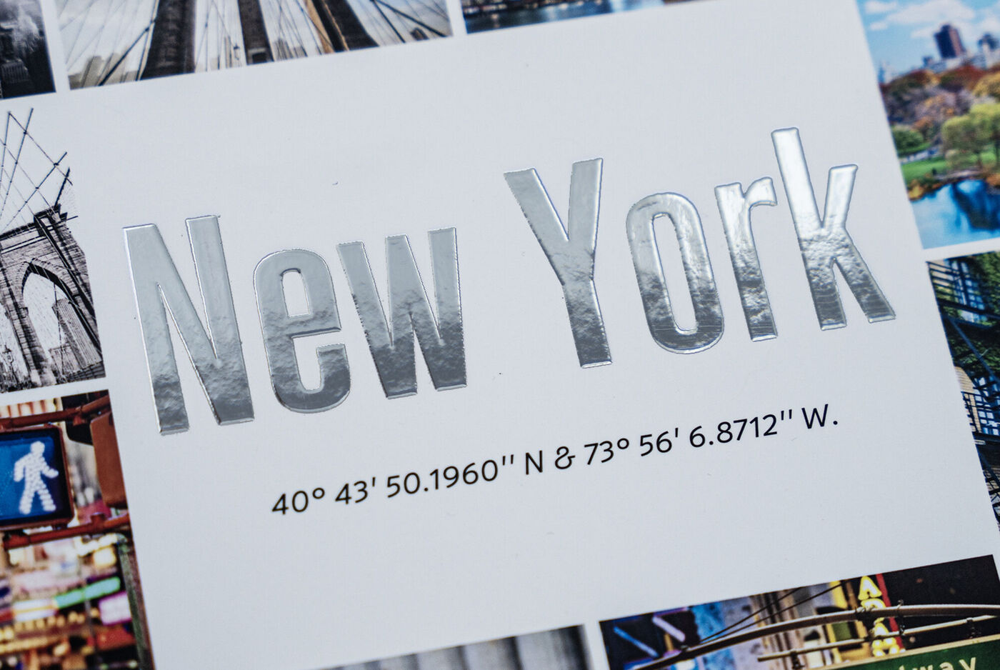 Cover eines CEWE FOTOBUCH mit Veredelung in Silber. Die Wörter New York sind glänzend veredelt.