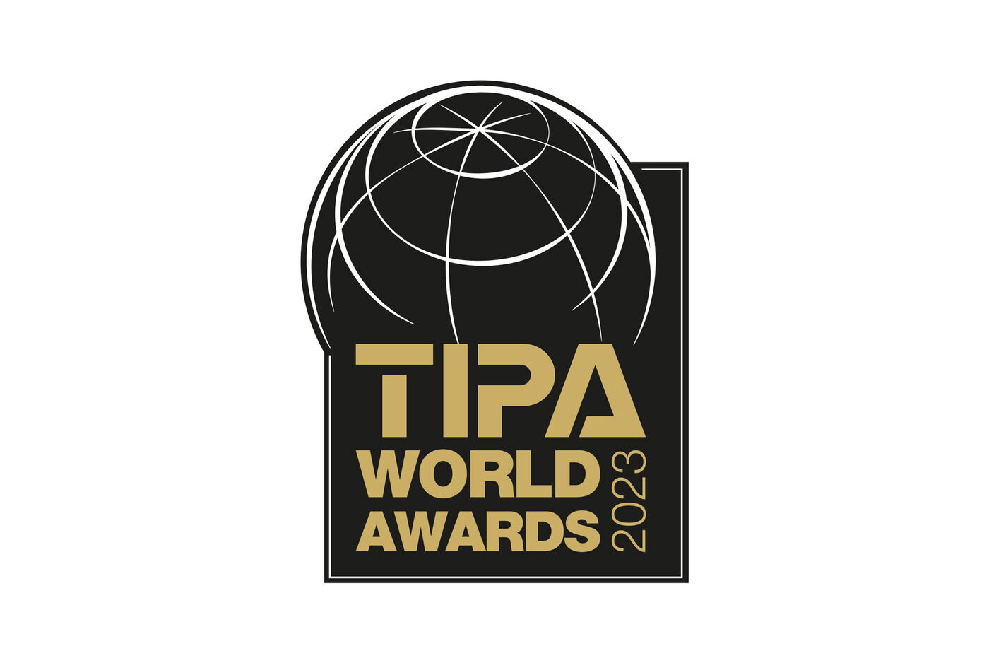CEWE ist Gewinner des TIPA World Awards im Jahr 2023 in der Kategorie Best Photo Service für das CEWE FOTOBUCH mit 100% recyceltem Innenseit