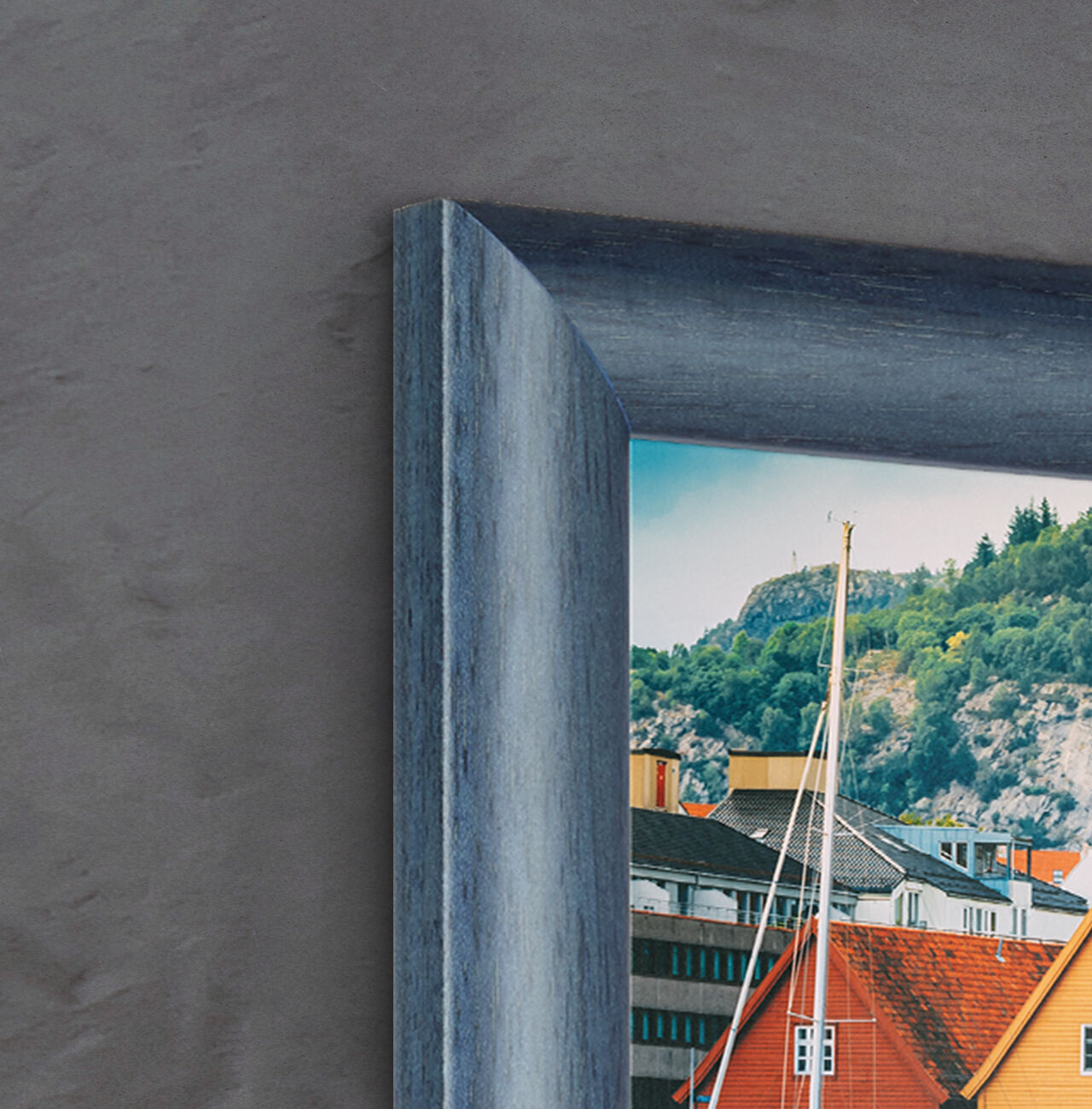 Rotes Haus mit Boot in wunderschöner Landschaft