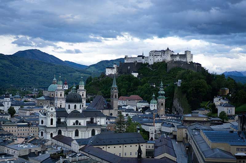 Blick auf Salzburg mit Festung Hohensalzburg und Altstadt.