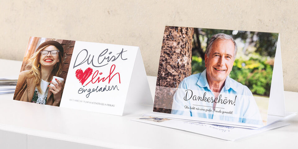 Hübsche, personalisierte Einladungs- und Dankeskarten auf einem Tisch.