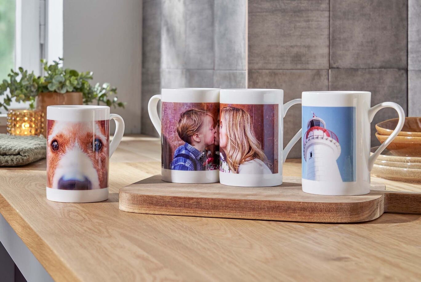 Personen halten personalisierte Tassen mit Fotos in einer gemütlichen Küche