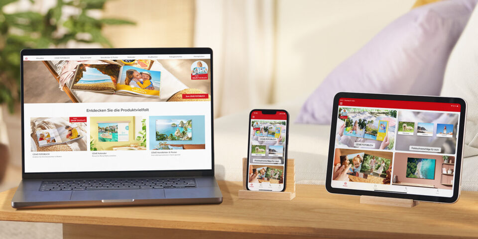 Verschiedene Geräte zeigen die CEWE Webseite mit Fotoprodukten.