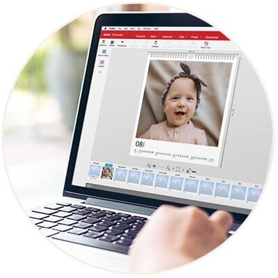 Jemand arbeitet am Laptop an einem Fotoprojekt in einer kreativen Software