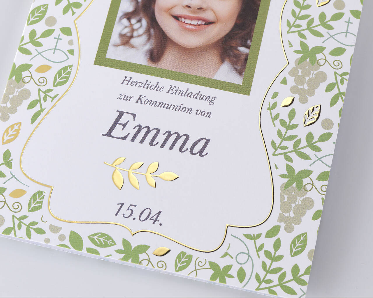 Einladungskarte zur Kommunion mit goldenen Elementen und Foto von Emma