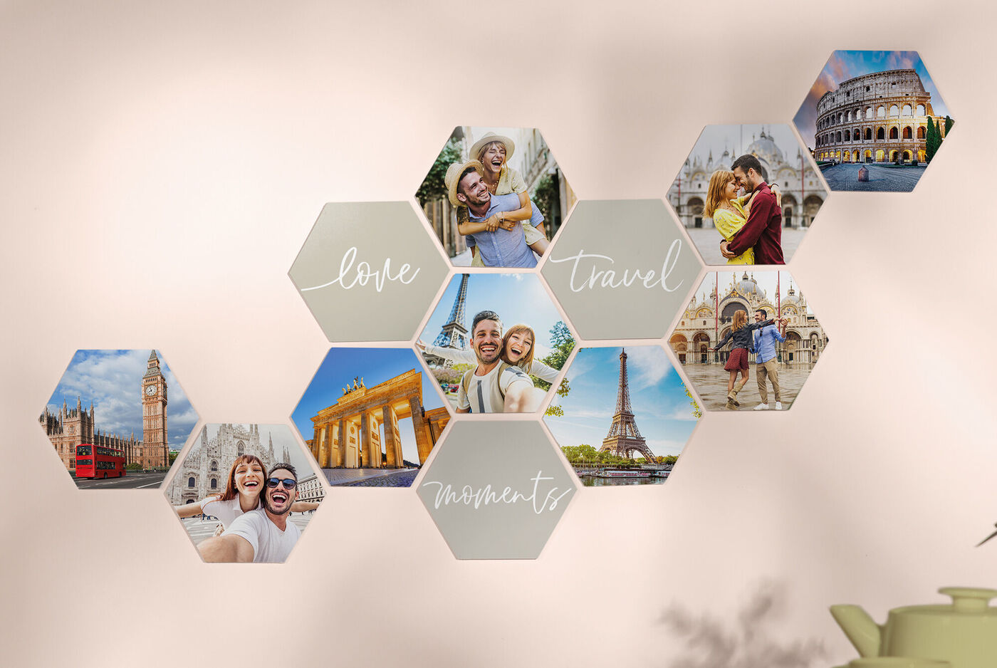 Wanddekoration mit verschiedenen Fotos von Reisemomenten und Liebsten in Sechsecken.
