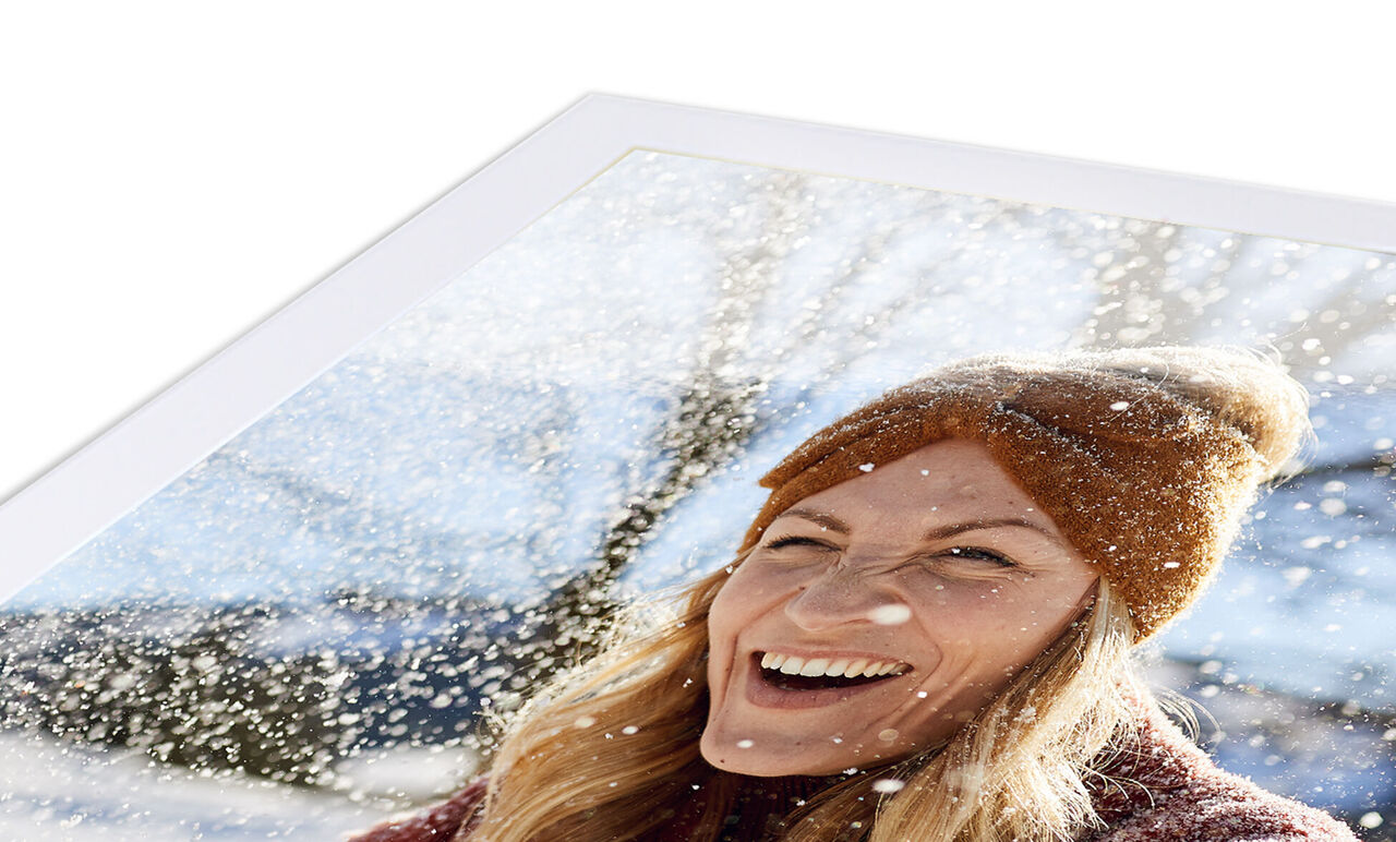 Eine Person in einem Winterpark mit einer Mütze und Schnee im Hintergrund
