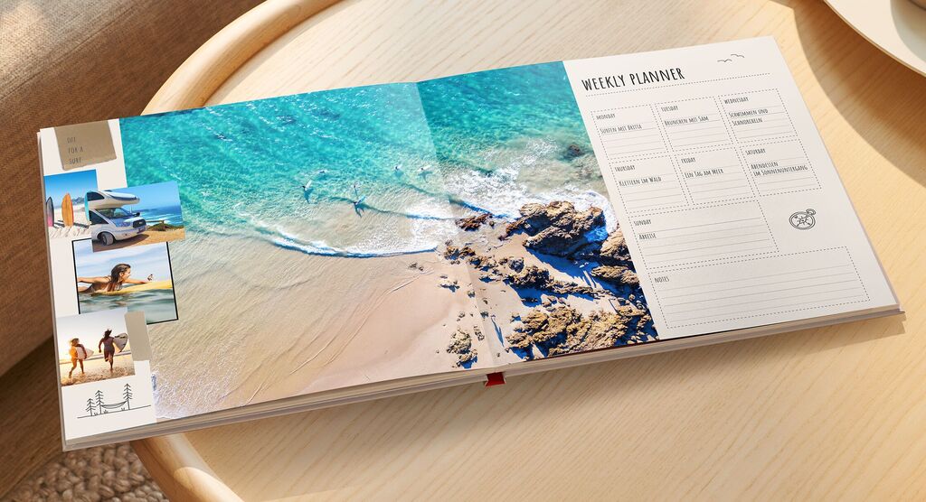 Aufgeschlagenes CEWE Fotobuch mit Urlaubsfotos und einem Wochenplaner.