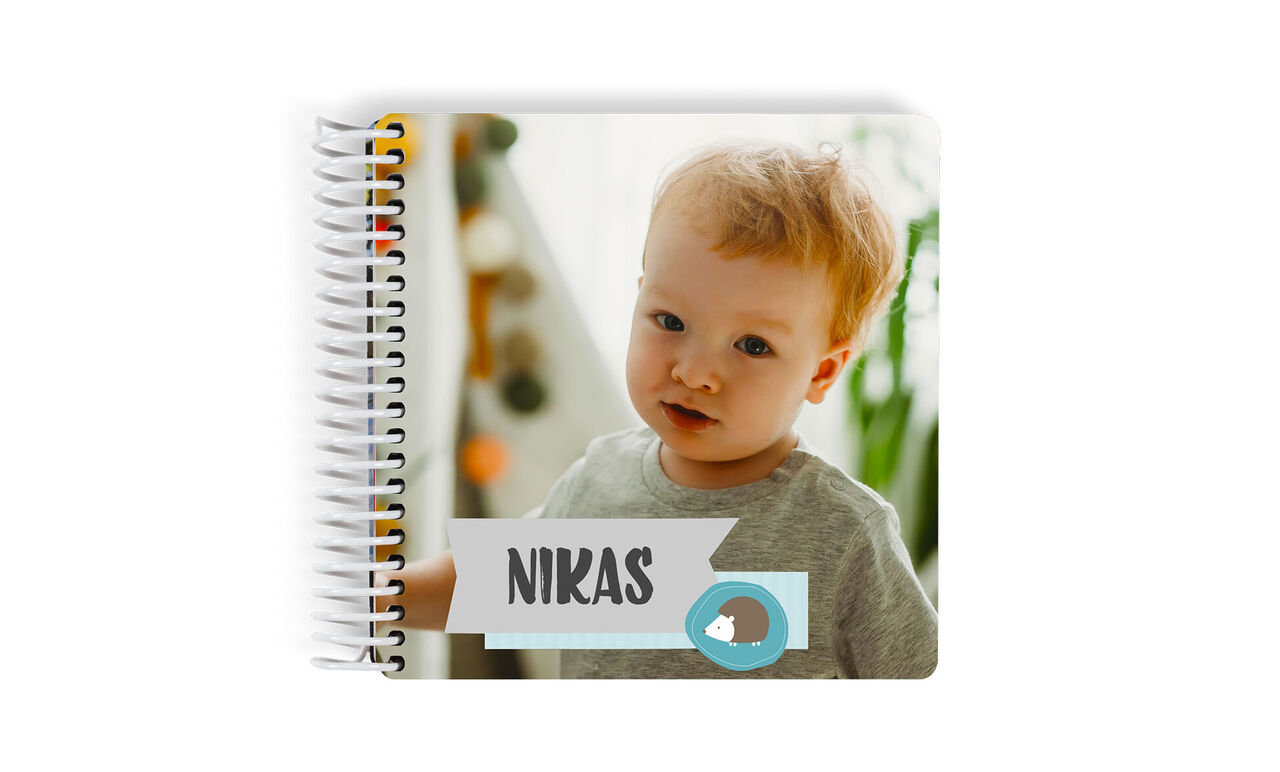 Bezauberndes Fotobuch mit kreativem Design und Namen.