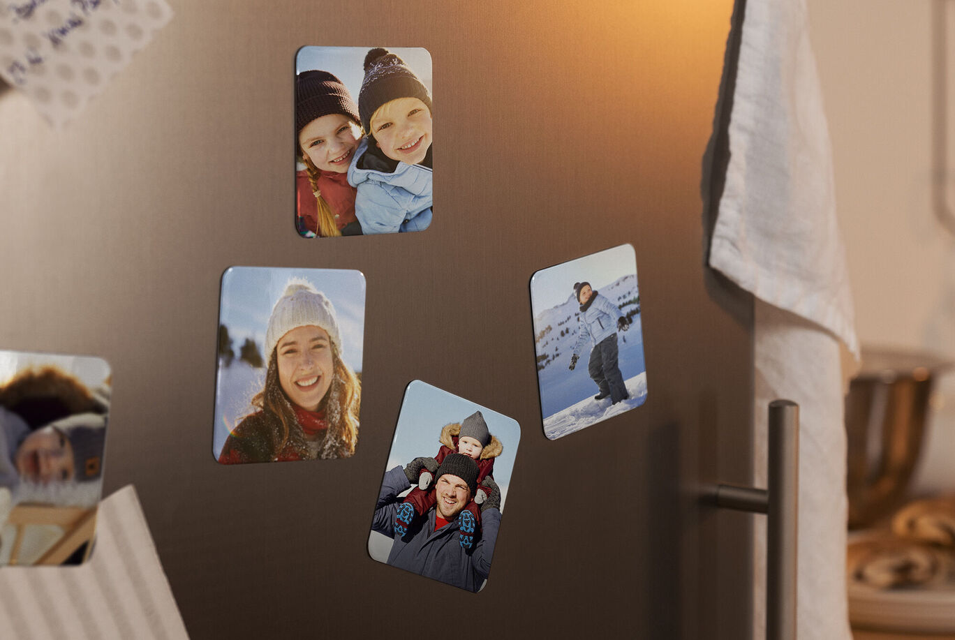 Bunte Fotomagnete mit glücklichen Momenten auf einem Kühlschrank