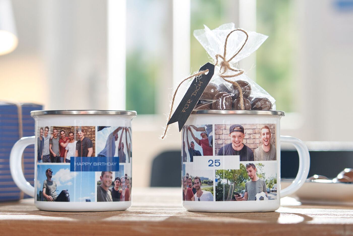 Zwei personalisierte Tassen mit Fotos und Geschenken für einen Geburtstag